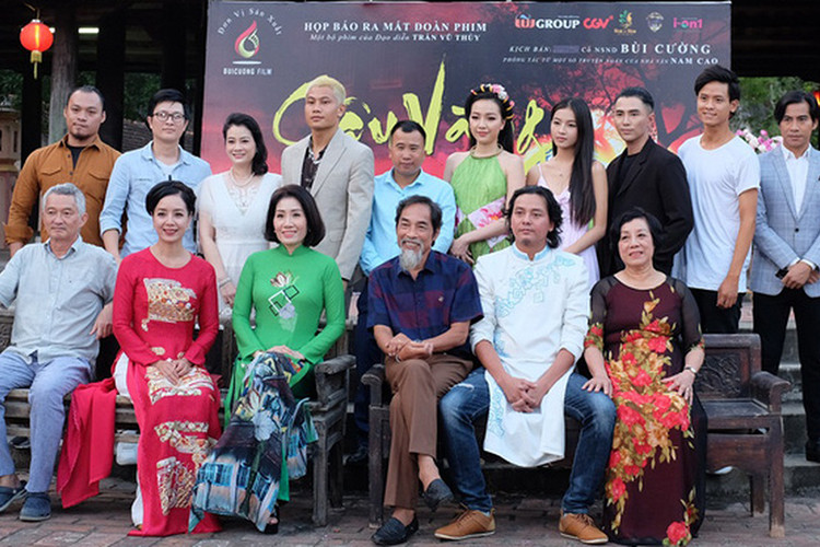 Để vào vai Lão Hạc, nghệ sĩ Viết Liên còn phải giảm cân. Hiện tại, ông giảm được 3 kg nên vẫn phải nhờ đến bộ phận hóa trang để hình ảnh Lão Hạc chân thực nhất. Ảnh: Môi son