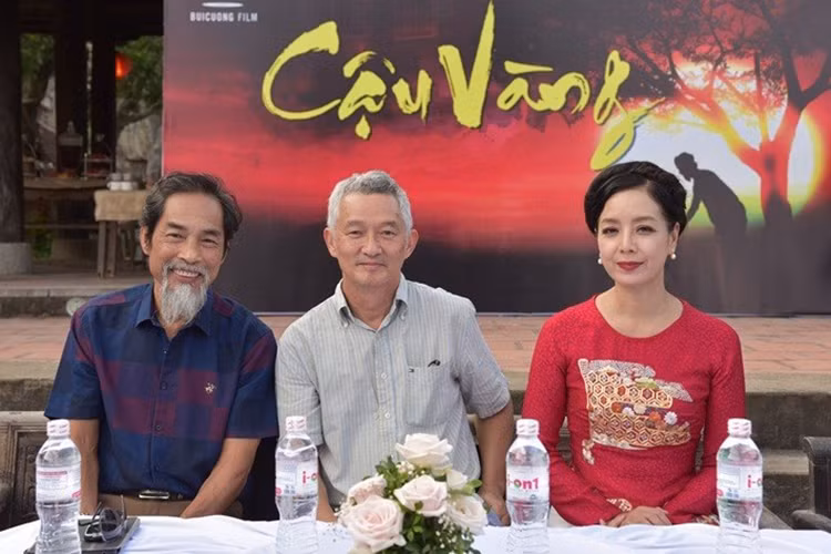 Trong buổi công bố diễn viên phim "Cậu Vàng", nghệ sĩ Viết Liên có nhiều chia sẻ liên quan đến vai Lão Hạc. Ông cho biết, ông đã phải 2 lần nuôi râu theo yêu cầu của đạo diễn. Ảnh: Người đưa tin