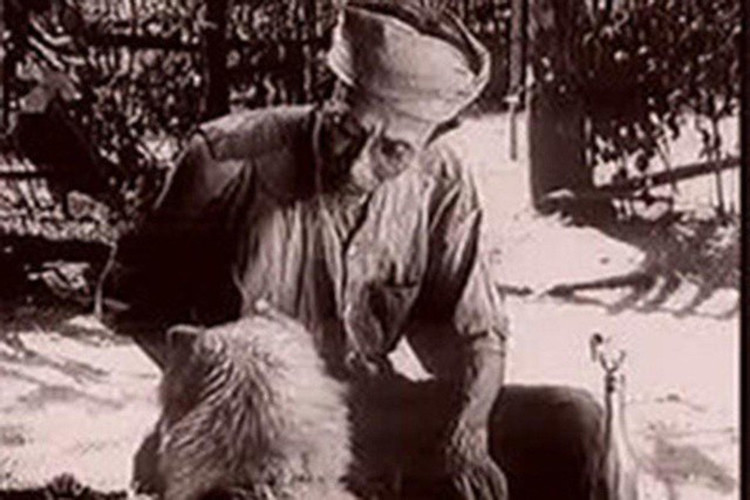 Hơn 40 năm trước, trong bộ phim "Làng Vũ Đại ngày ấy", vai Lão Hạc được đảm nhận bởi cố nhà văn Kim Lân. Ảnh: Zing