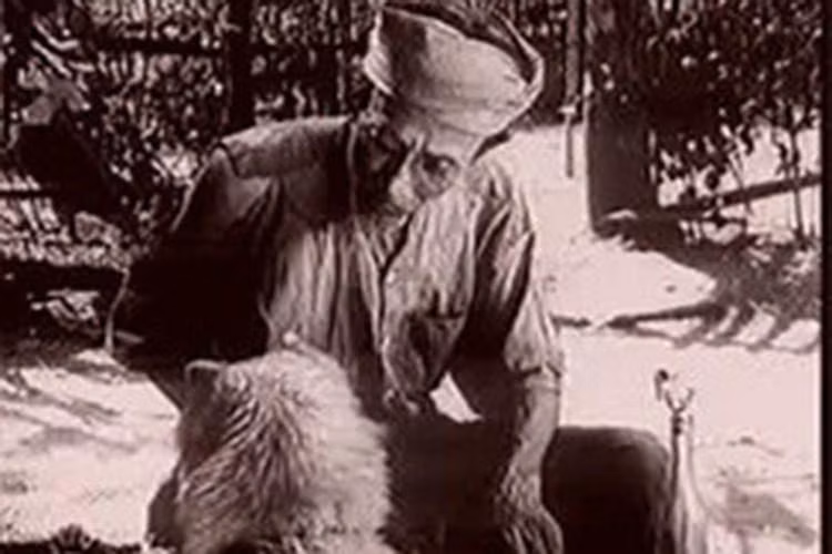 Hơn 40 năm trước, trong bộ phim "Làng Vũ Đại ngày ấy", vai Lão Hạc được đảm nhận bởi cố nhà văn Kim Lân. Ảnh: Zing