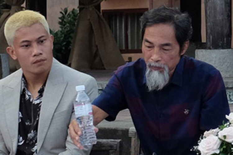 Theo nghệ sĩ Viết Liên, ban đầu phim dự kiến tháng 5 bấm máy nên ông nuôi râu từ hồi Tết 2019. Đến tháng 5 kế hoạch có chút thay đổi nên ông lại cạo râu và bắt đầu nuôi lại. Ảnh: Môi son