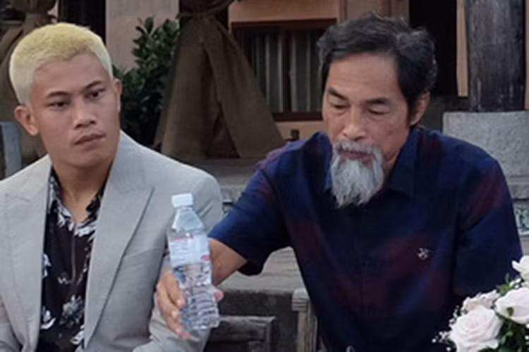 Theo nghệ sĩ Viết Liên, ban đầu phim dự kiến tháng 5 bấm máy nên ông nuôi râu từ hồi Tết 2019. Đến tháng 5 kế hoạch có chút thay đổi nên ông lại cạo râu và bắt đầu nuôi lại. Ảnh: Môi son