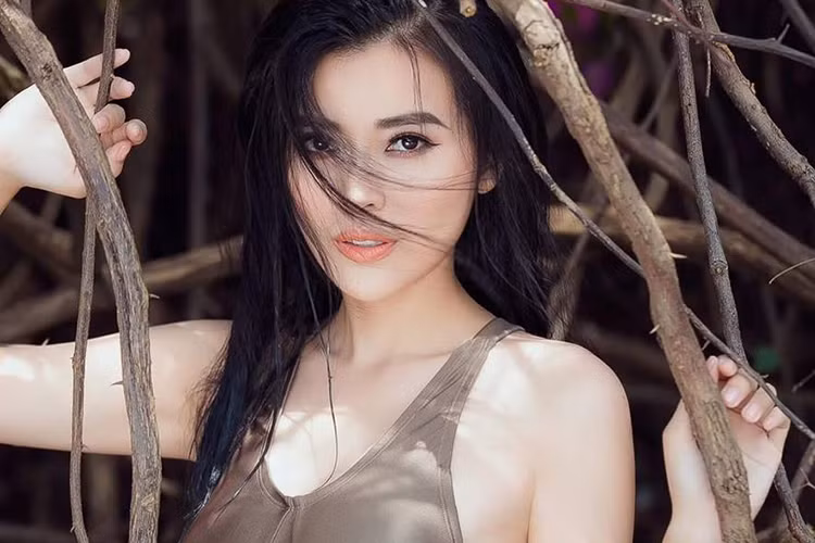 Ngoài đời, nữ diễn viên phim "Tiếng sét trong mưa" thường xuyên mặc gợi cảm mướt mắt.