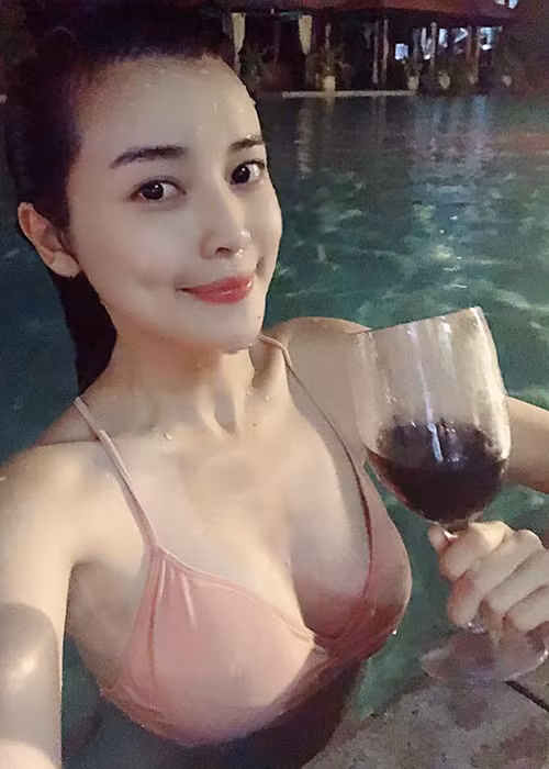 Ngoài các vai diễn, hình ảnh đời thường gợi cảm của Cao Thái Hà cũng nhận được sự quan tâm của khán giả.