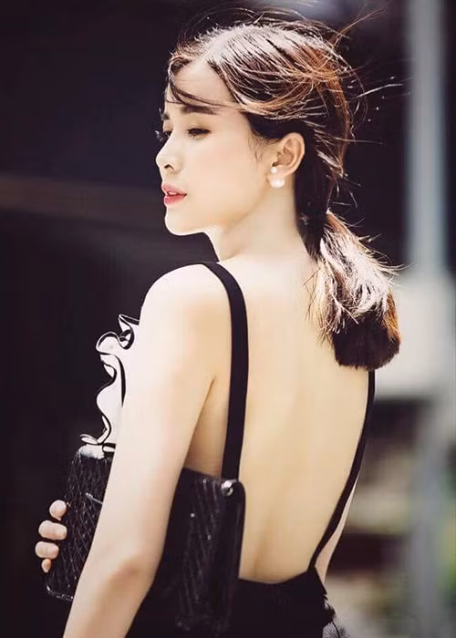 Cao Thái Hà từng có 4 năm hẹn hò một doanh nhân. Người này rất chiều Cao Thái Hà và quan tâm đến gia đình của cô.