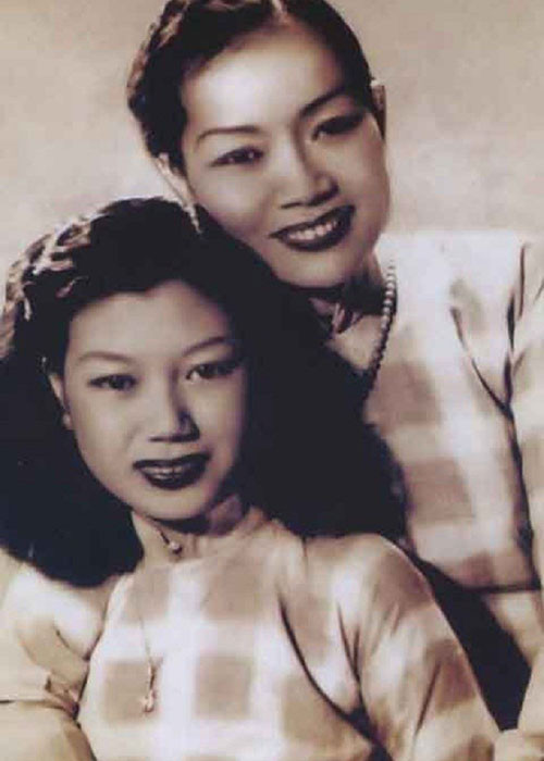  Nghệ sĩ Kim Cương là con gái của nghệ sĩ Bảy Nam. Khi mới 18 ngày tuổi, bà lên sân khấu trong vai con của Quan Âm Thị Kính giữa thập niên 1950. Năm 7 tuổi, Kim Cương được khen ngợi bởi một vai thực sự trong tuồng "Na Tra Lóc Thịt”. Ảnh: Người đưa tin