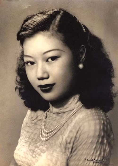 Năm 9 tuổi, bố của nghệ sĩ Kim Cương - ông bầu Cương qua đời. Từ đó, gia đình bà đối mặt với nhiều khó khăn. Nghệ sĩ Bảy Nam không muốn con gái theo nghề hát nên gửi con gái vào trường dòng. Ảnh: Đời sống pháp luật