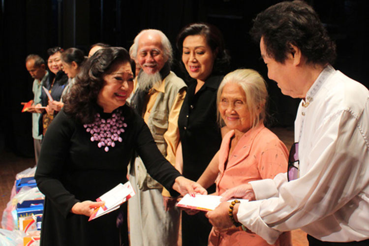 Không chỉ có gia tài nghệ thuật khủng, nghệ sĩ Kim Cương còn được khán giả yêu mến và quý trọng bởi các hoạt động thiện nguyện. Bà hiện là Phó Chủ tịch Hội Bảo trợ người khuyết tật và trẻ mồ côi TP HCM với các hoạt động kêu gọi quyên góp đều đặn mỗi năm. Ảnh: NLĐ