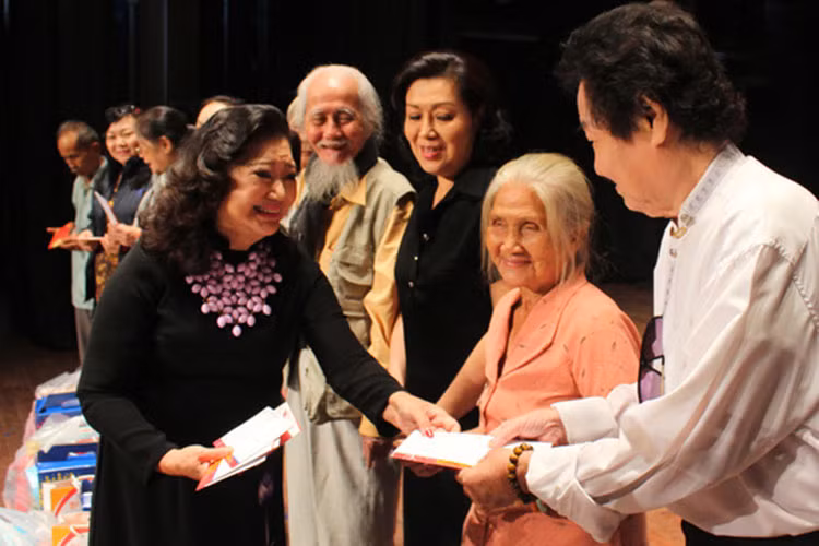 Không chỉ có gia tài nghệ thuật khủng, nghệ sĩ Kim Cương còn được khán giả yêu mến và quý trọng bởi các hoạt động thiện nguyện. Bà hiện là Phó Chủ tịch Hội Bảo trợ người khuyết tật và trẻ mồ côi TP HCM với các hoạt động kêu gọi quyên góp đều đặn mỗi năm. Ảnh: NLĐ