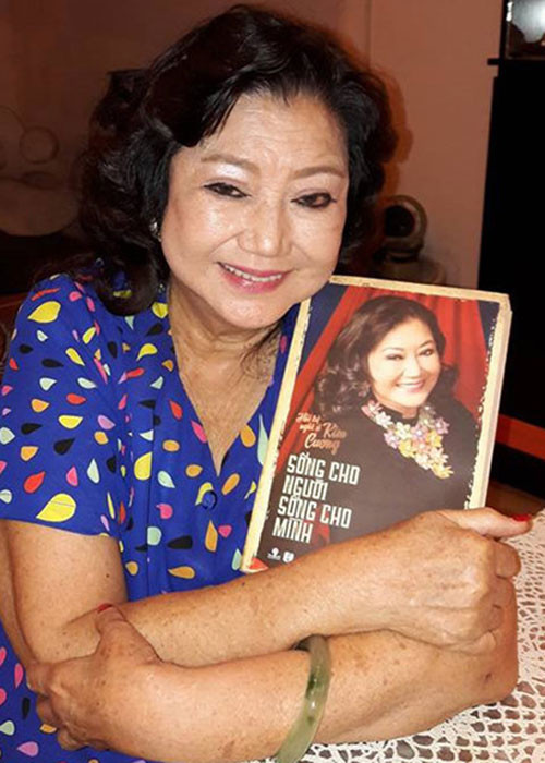 Năm 2016, NSND Kim Cương cho ra mắt cuốn hồi ký "Nghệ sĩ Kim Cương – Sống cho người, sống cho mình”. Tác phẩm kể về chặng đường hoạt động nghệ thuật và đời tư của bà. Ảnh: Vietnamnet