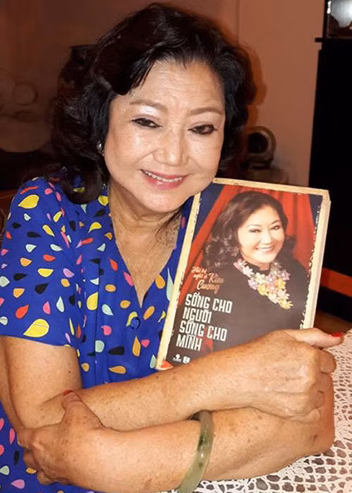 Năm 2016, NSND Kim Cương cho ra mắt cuốn hồi ký "Nghệ sĩ Kim Cương – Sống cho người, sống cho mình”. Tác phẩm kể về chặng đường hoạt động nghệ thuật và đời tư của bà. Ảnh: Vietnamnet