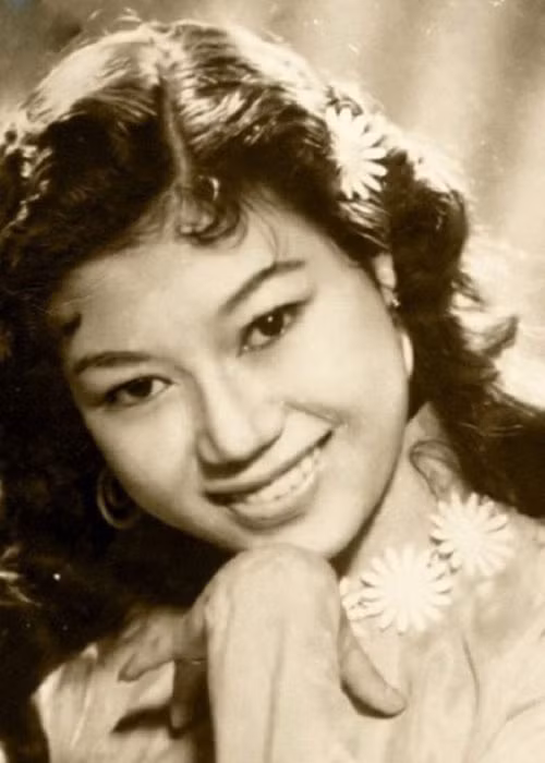 Năm 19 tuổi, Kim Cương thi rớt tú tài. Khi về thăm mẹ, bà trở lại sân khấu. Gia đình ban đầu chỉ muốn để bà quay lại thời gian ngắn rồi về trường tiếp tục học nhưng không ngờ vai diễn của bà trong vở "Giai nhân và ác quỷ” gây sốt. Ảnh: Đời sống pháp luật