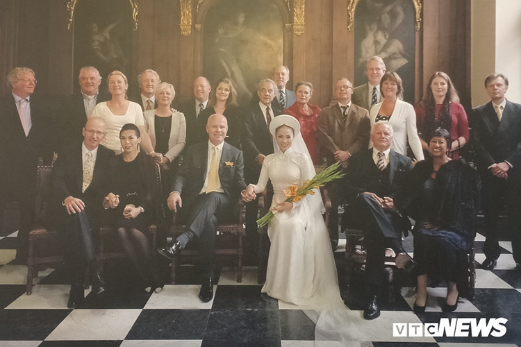 Theo Vietnamnet, ảnh cưới của Thu Minh được thực hiện tại một lâu đài cổ ở trời Âu. Nữ ca sĩ diện áo dài lụa trắng do Công Trí thiết kế, trên tay cầm đóa hoa lay ơn bên chồng và đại gia đình chồng. Nữ ca sĩ cho biết, khi bố mẹ cô làm đám cưới, mẹ cô cầm bó hoa lay ơn và cô cũng muốn được giống mẹ. Ảnh: VTC