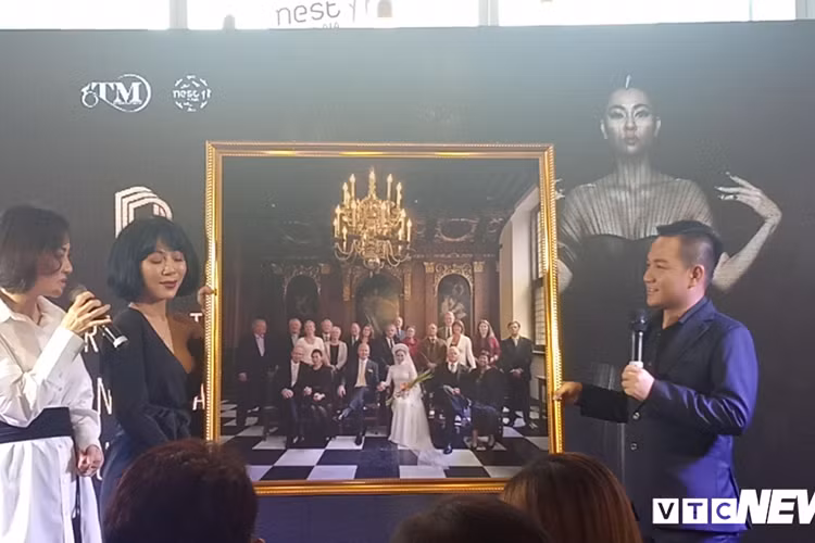 Thu Minh còn tiết lộ phản ứng của gia đình chồng khi cô mặc váy cưới. "Khi tôi xuất hiện và chuẩn bị đi xuống sảnh, toàn bộ họ hàng, anh em, bạn bè của nhà chồng đã đứng dậy và vỗ tay vì chưa bao giờ thấy một cô dâu đẹp như vậy", giọng ca "Đường cong" chia sẻ trên VTC. Ảnh: VTC