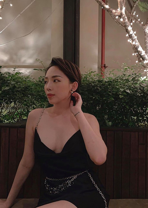 Cách đây ít lâu, Tóc Tiên chia sẻ, cô thuộc tuýp người vừa hào nhoáng, vừa cô lập, lúc ngáo ngơ, khi sành đời, lúc lãng mạn, khi nông nổi.