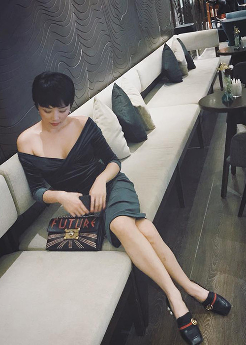 Bạn gái của Hoàng Touliver gợi cảm "chết người" khi bước sang tuổi 30.