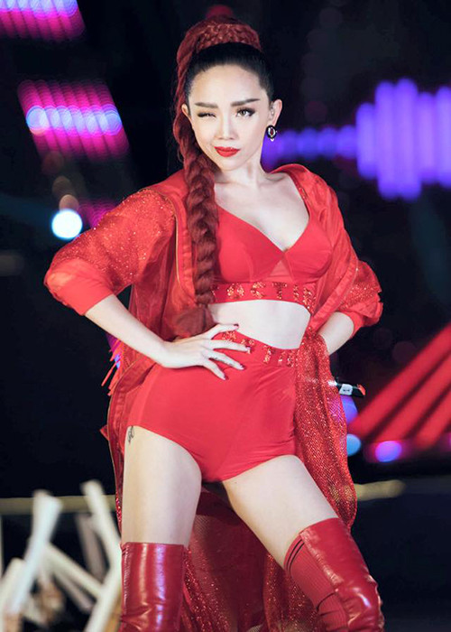 Nữ ca sĩ sinh năm 1989 thường xuyên xuất hiện trong trang phục hở bạo để khoe triệt để lợi thế ngoại hình.