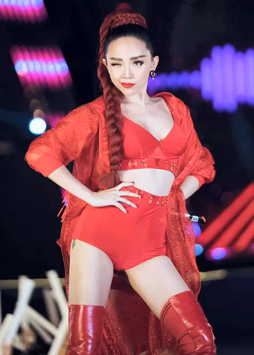 Nữ ca sĩ sinh năm 1989 thường xuyên xuất hiện trong trang phục hở bạo để khoe triệt để lợi thế ngoại hình.