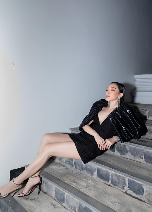 Không biết vô tình hay cố ý, khi sắp ra mắt MV, Tóc Tiên công khai hẹn hò Hoàng Touliver.