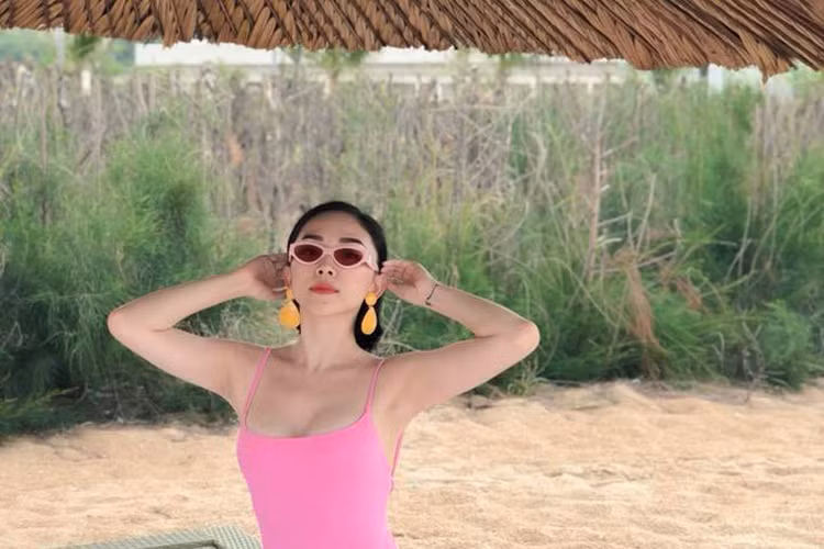 "Bên trong chị vừa bánh bèo, vừa hâm dở, không phải dân chơi thứ thiệt như bề ngoài đâu. Chị biết mọi người lầm tưởng bởi vẻ ngoài chơi bời, hư hỏng của mình", Tóc Tiên trải lòng với người hâm mộ.