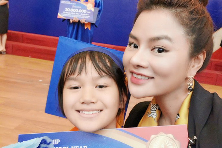 Hai cô con gái riêng của chồng Thu Phương tin tưởng và chia sẻ mọi chuyện với Thu Phương.