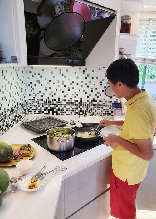 Theo lời kể của Vũ Thu Phương, ông xã của cô là người đàn ông của gia đình, sẵn sàng thay tã, chăm con, vào bếp nấu nướng.