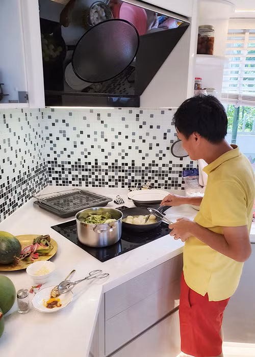 Theo lời kể của Vũ Thu Phương, ông xã của cô là người đàn ông của gia đình, sẵn sàng thay tã, chăm con, vào bếp nấu nướng.