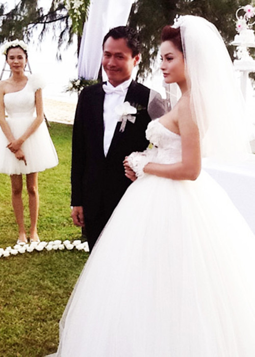 Vũ Thu Phương lên xe hoa vào cuối năm 2011. Ông xã của người đẹp là doanh nhân Trần Thanh Hải. Anh từng qua một lần đò và nuôi hai con gái. Ảnh: Dân Việt