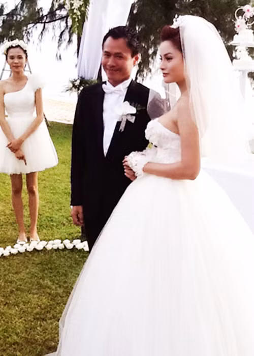 Vũ Thu Phương lên xe hoa vào cuối năm 2011. Ông xã của người đẹp là doanh nhân Trần Thanh Hải. Anh từng qua một lần đò và nuôi hai con gái. Ảnh: Dân Việt