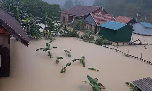 Nuoc ngap lut noc nha o ron lu Tan Hoa