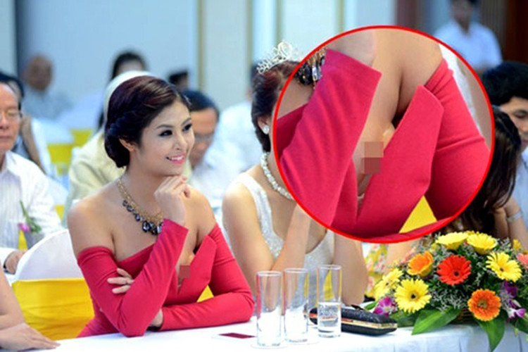 Hoa hậu Ngọc Hân từng gặp sự cố lộ miếng độn ngực kém duyên vì trang phục xẻ quá sâu. Ảnh: Em đẹp