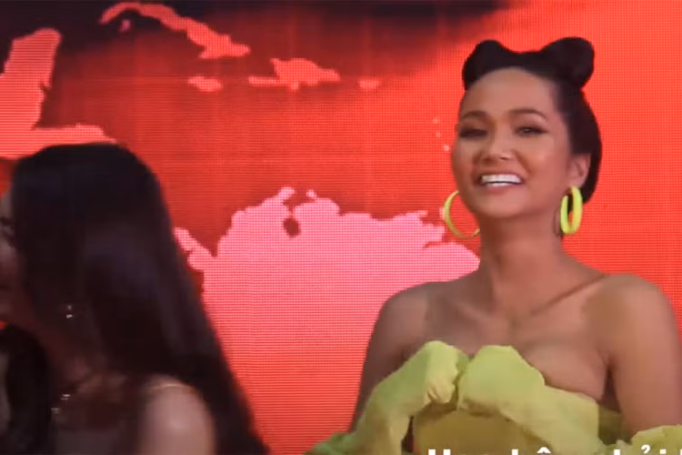 Nói về sự cố H'hen Niê suýt lộ vòng một, nàng hậu này cho biết cô sẽ rút kinh nghiệm để tránh gặp phải tình huống này một lần nữa. Ảnh: Dân Việt