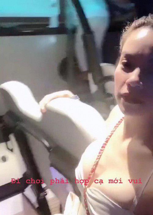 Hồi cuối tháng 8 vừa qua, vì diện chiếc váy o ép vòng một, Hà Hồ cũng khiến fan giật mình thon thót vì có lúc vòng một muốn trào ra ngoài. Ảnh: Tri thức xanh