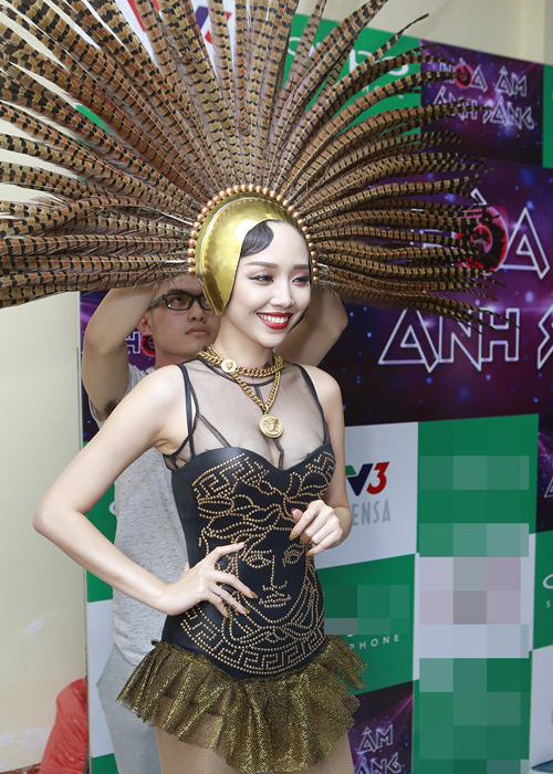 Rất may, Tóc Tiên sử dụng miếng dán ngực nên sự cố không quá nghiêm trọng. Ảnh: Đời sống