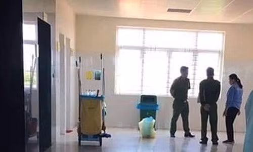 Phat hien be gai so sinh tu vong trong thung rac trung tam y te