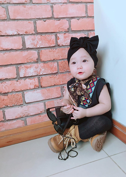 Giữa ồn ào, Trà Ngọc Hằng cho biết, trang phục của con gái là đồ của cửa hàng thời trang do cô làm chủ và dùng để chụp ảnh chứ không phải là hàng hiệu đắt đỏ.