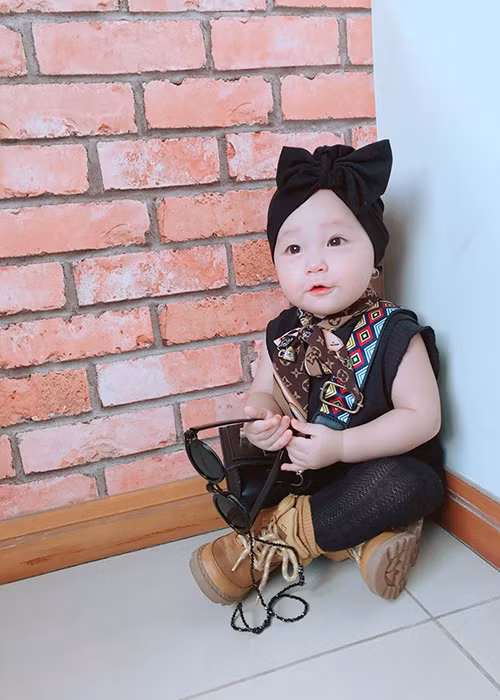 Giữa ồn ào, Trà Ngọc Hằng cho biết, trang phục của con gái là đồ của cửa hàng thời trang do cô làm chủ và dùng để chụp ảnh chứ không phải là hàng hiệu đắt đỏ.