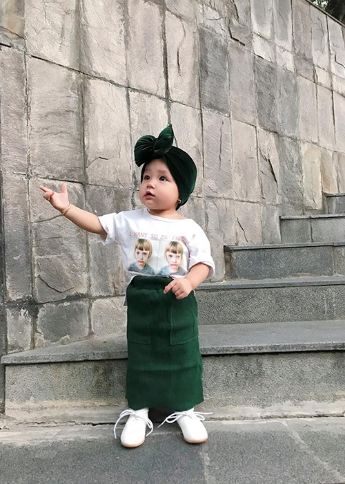 Dù mới 1 tuổi song bé Sophia sành điệu không kém bất kì nhóc tì nào trong làng giải trí Việt.