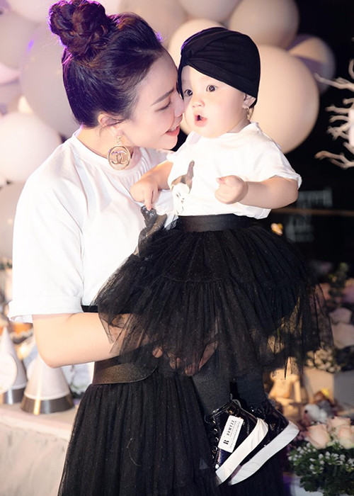 Trà Ngọc Hằng thường xuyên cho con gái ăn diện sành điệu.