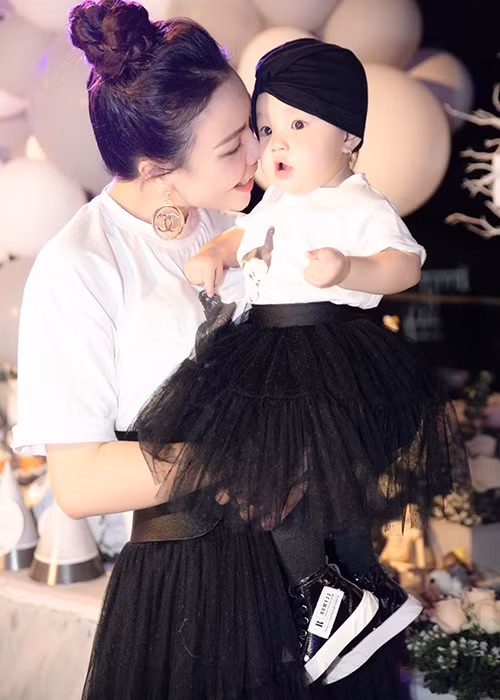 Trà Ngọc Hằng thường xuyên cho con gái ăn diện sành điệu.