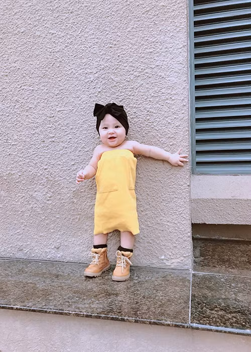 Khi cho con gái khoác lên mình các bộ trang phục thời thượng, Trà Ngọc Hằng vấp phải tranh cãi.