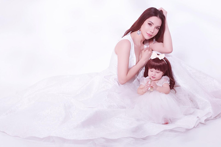 Bạn trai của Trà Ngọc Hằng hiện hỗ trợ cô về mặt tài chính để cô nuôi con gái chung của hai người.