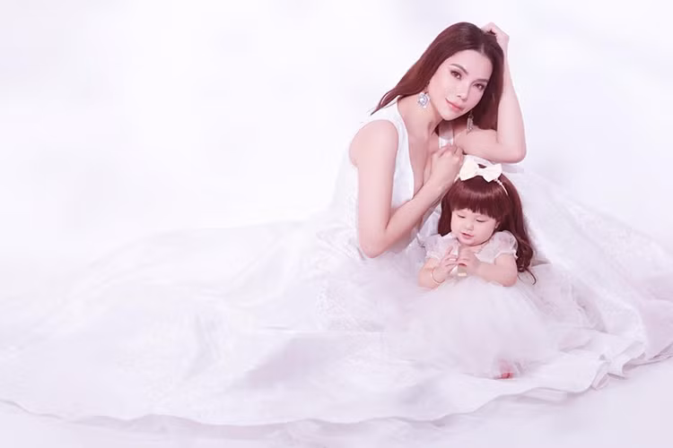 Bạn trai của Trà Ngọc Hằng hiện hỗ trợ cô về mặt tài chính để cô nuôi con gái chung của hai người.