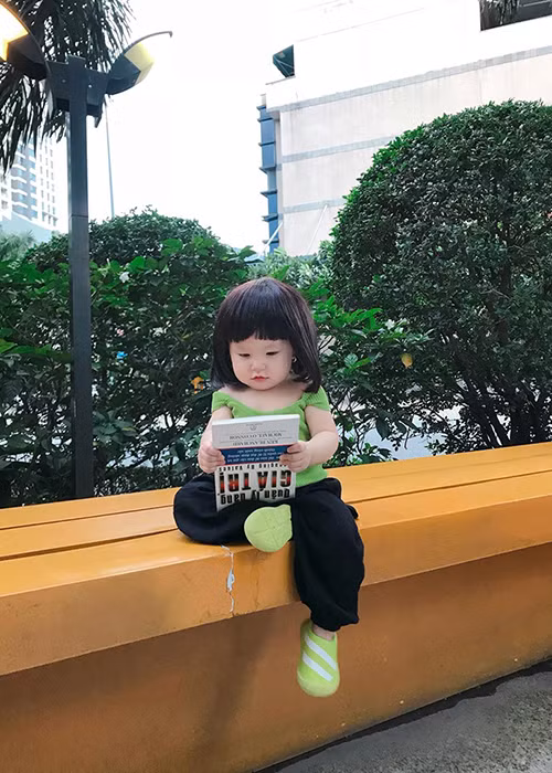 Giữ đúng lời hứa, Trà Ngọc Hằng khoe ảnh cận mặt bé Sophia khi bé tròn 1 tuổi.