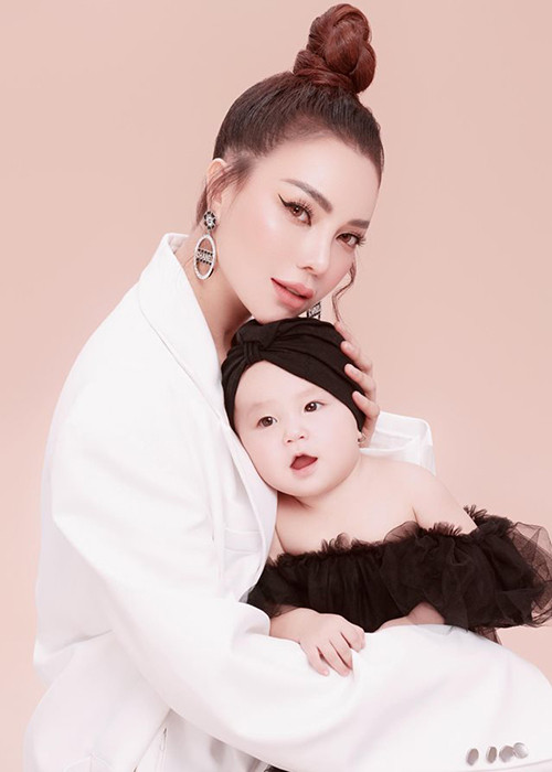 Con gái của Trà Ngọc Hằng tên Sophia. Về danh tính bố của bé Sophia, Trà Ngọc Hằng giữ kín.