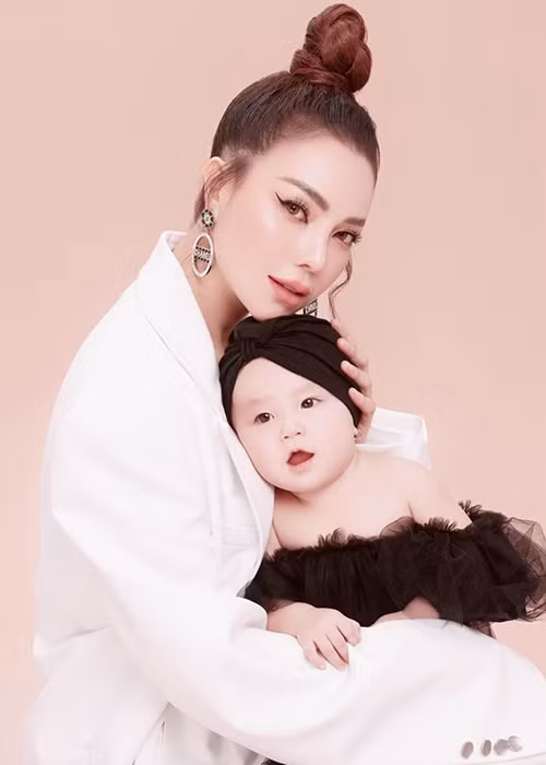 Con gái của Trà Ngọc Hằng tên Sophia. Về danh tính bố của bé Sophia, Trà Ngọc Hằng giữ kín.