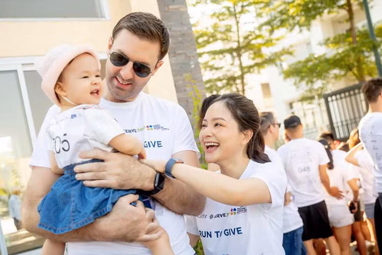 Người hâm mộ mừng cho Lan Phương vì cô tìm được bình yên bên chồng Tây và con gái nhỏ.