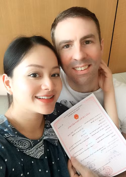 Cặp đôi đăng ký kết hôn vài ngày trước khi Lan Phương sinh con gái đầu lòng.