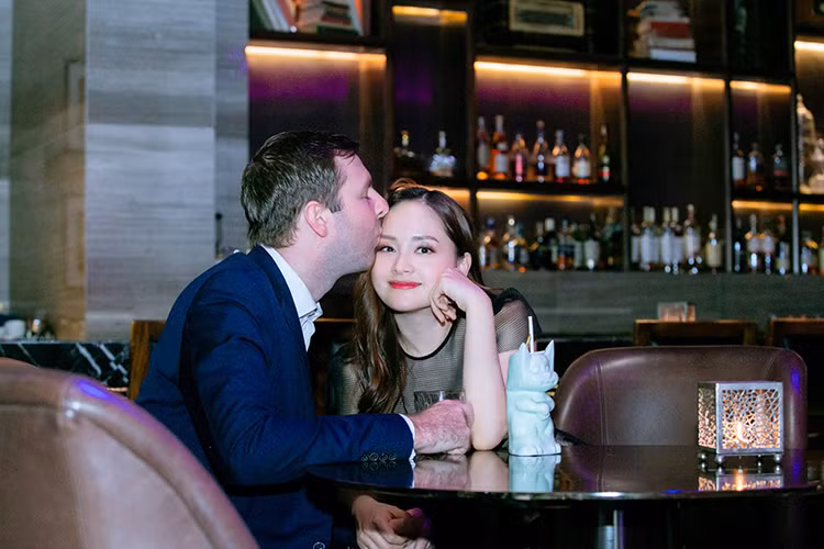  Vợ chồng Lan Phương vẫn chưa có một đám cưới chính thức dù con gái đã hơn 1 tuổi.