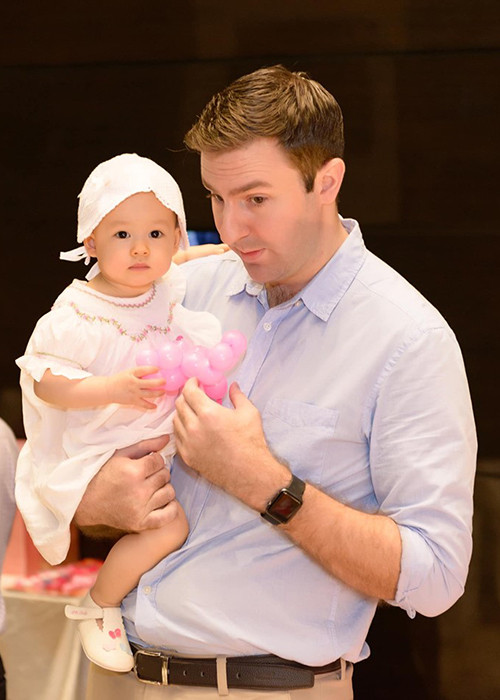 Ông xã của Lan Phương cũng khéo chăm sóc con gái.